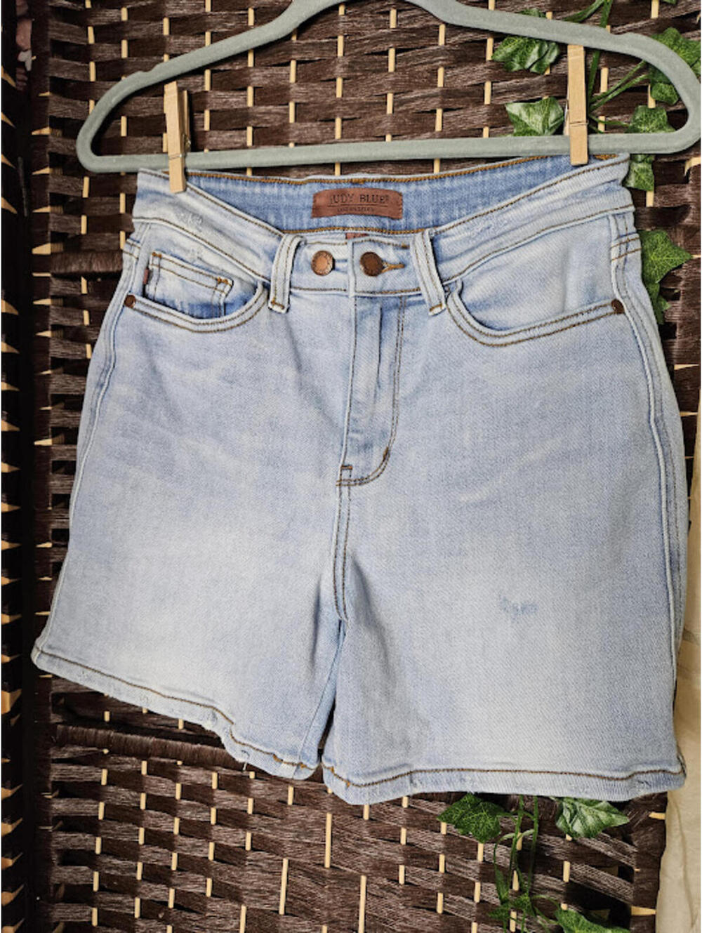 Judy Blue High Waisted Light Wash Jean Shorts M | Comfy Stretch Denim